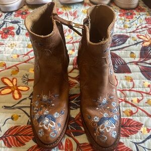Women’s fashion boots